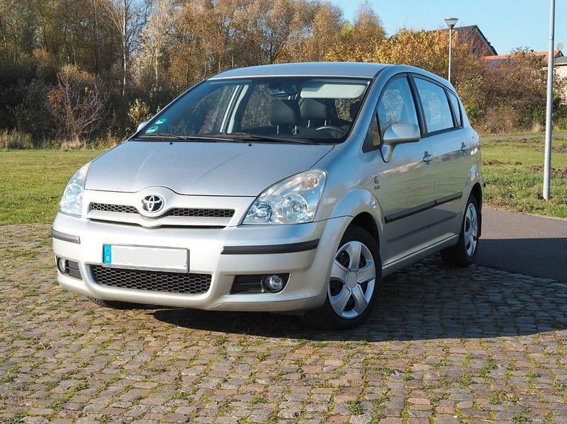 Silber Gebraucht 2004 Toyota Corolla Verso Van / Kleinbus | 3.900 € (Fairer Preis) - Bild 1/4