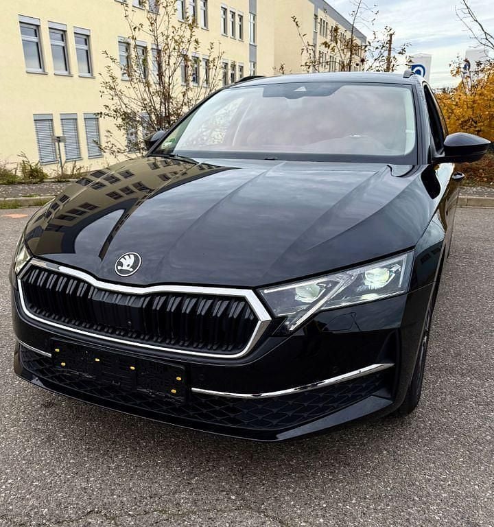 Schwarz Gebraucht 2025 Skoda Octavia Tour Kombi | 31.890 € (Fairer Preis) - Bild 1/4