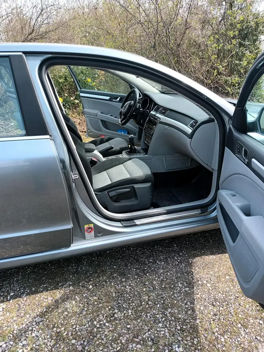 Używany Skoda Superb 160 KM (117 kW) 2012 Srebrny Sedan/Limuzyna