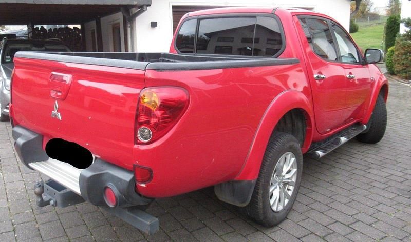 Gebraucht Mitsubishi L200 Plus 178 PS (130 kW) 2015 Rot Pickup