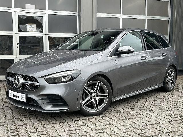 Mountaingrau met. Gebraucht 2022 Mercedes B200 AMG Van / Kleinbus | 28.880 € (Fairer Preis) - Bild 1/4