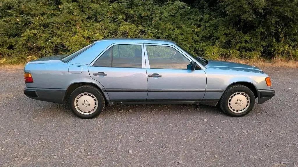 Gebraucht Mercedes E230 132 PS (97 kW) 1987 Blau Limousine
