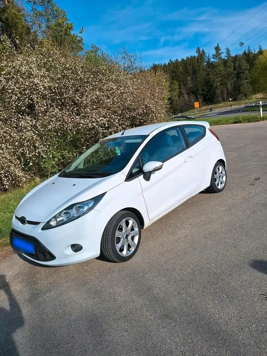 Usata Ford Fiesta 80 CV (58 kW) 2012 Bianco Utilitaria