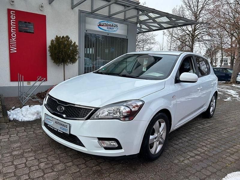 Weiß Gebraucht 2013 Kia Ceed Kleinwagen | 3.990 € (Fairer Preis) - Bild 1/4