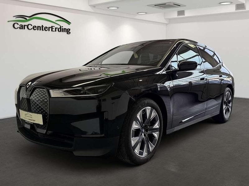 Black sapphire metallic Gebraucht 2022 BMW iX SUV | 41.990 € (Superpreis) - Bild 1/4