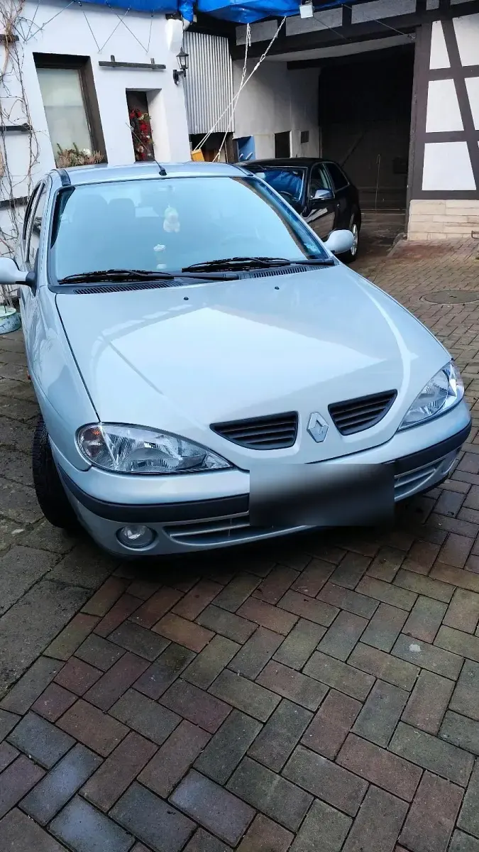 Gebraucht Renault Mégane 90 PS (66 kW) 2001 Silber Kleinwagen