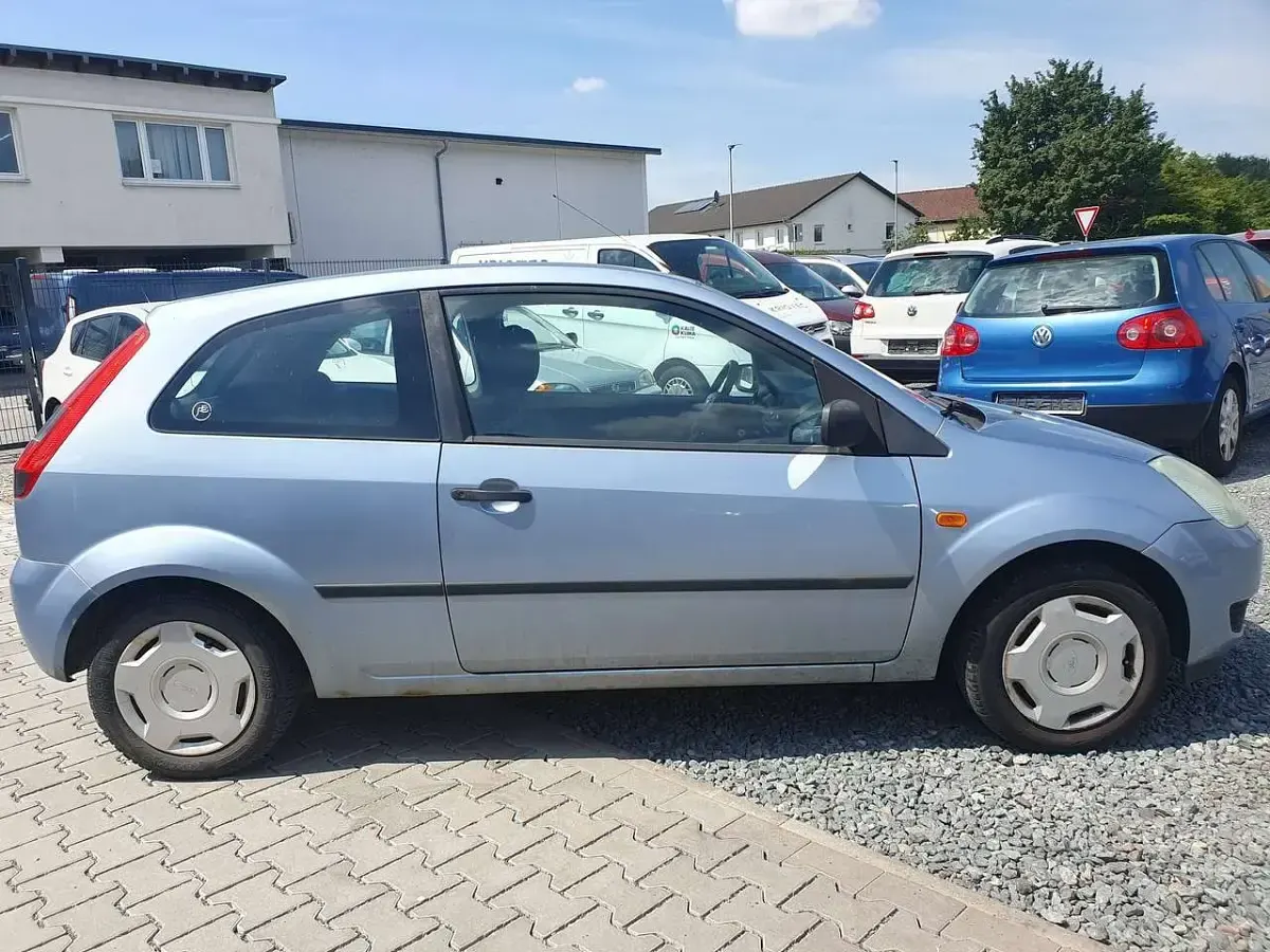 Gebraucht Ford Fiesta Trend 69 PS (50 kW) 2005 Blau Kleinwagen