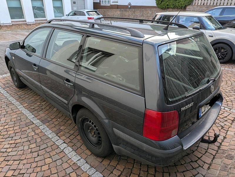 Grau Gebraucht 1999 VW Passat Kombi | 2.400 € (Teuer) - Bild 1/4