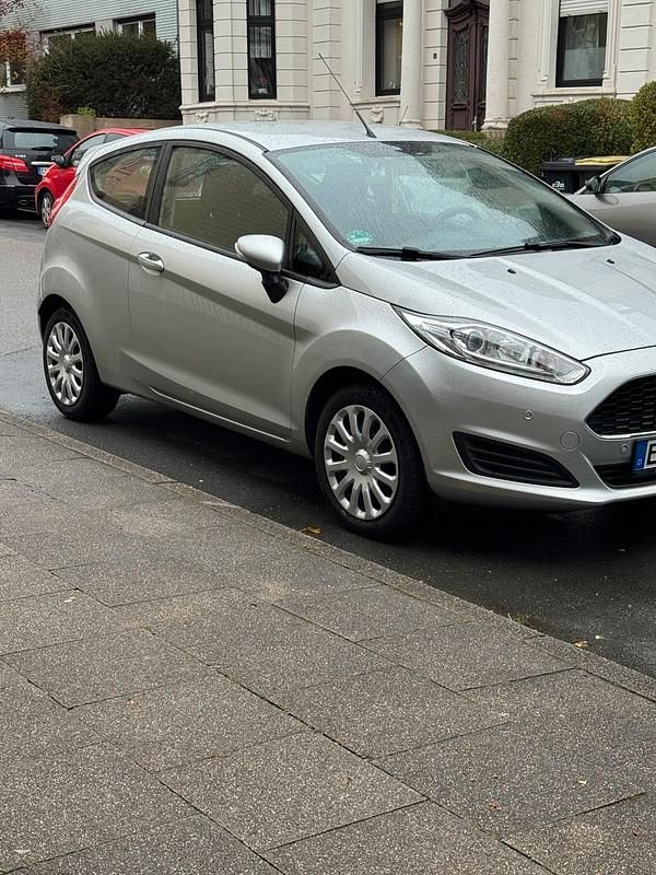 Silber Gebraucht 2018 Ford Fiesta Limousine | 6.700 € - Bild 1/4