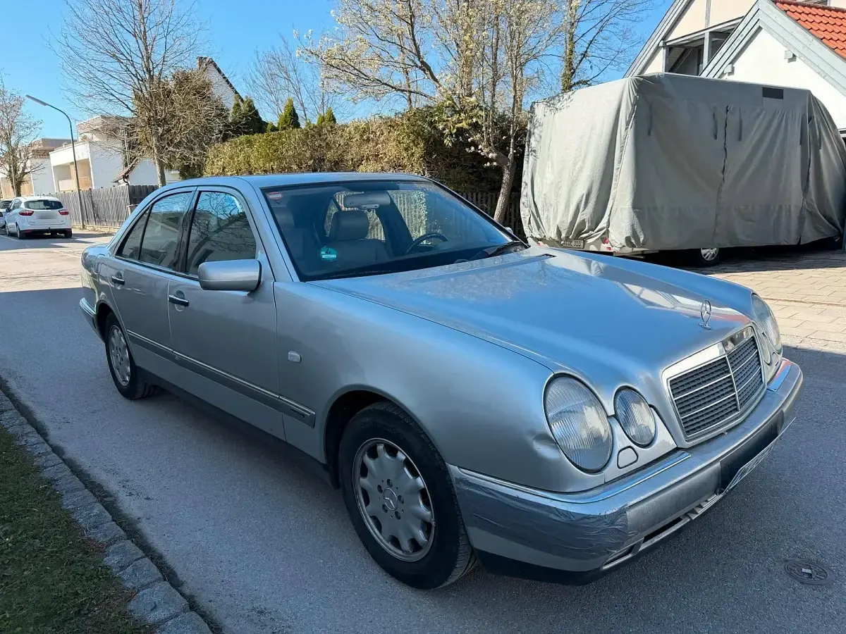 Second-hand Mercedes E230 150 CP (110 kW) 1995 Argintiu Berlinǎ
