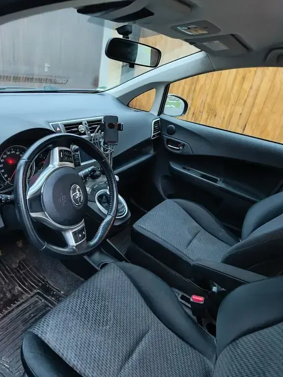 Gebraucht Toyota Verso-S 99 PS (72 kW) 2011 Grau Van / Kleinbus