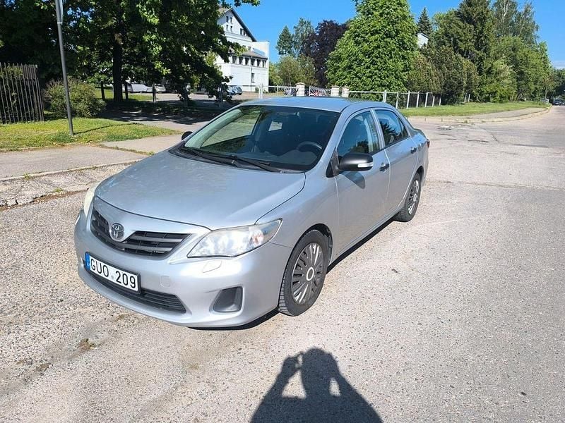 Silber Gebraucht 2011 Toyota Corolla Limousine | 3.999 € - Bild 1/4