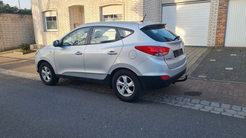 Grau Gebraucht 2011 Hyundai ix35 Comfort SUV | 6.950 € (Fairer Preis) - Bild 1/4