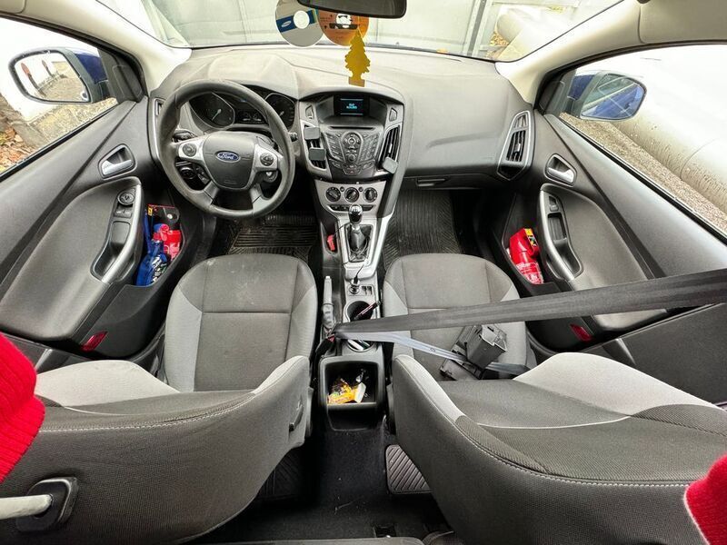 Gebraucht Ford Focus Trend 105 PS (77 kW) 2014 Indicblau metallic (metallic) Kombi