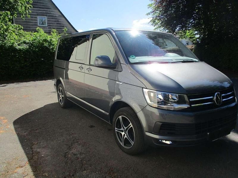 Indiumgrau metallic Gebraucht 2018 VW Caravelle Van / Kleinbus | 23.100 € (Guter Preis) - Bild 1/4