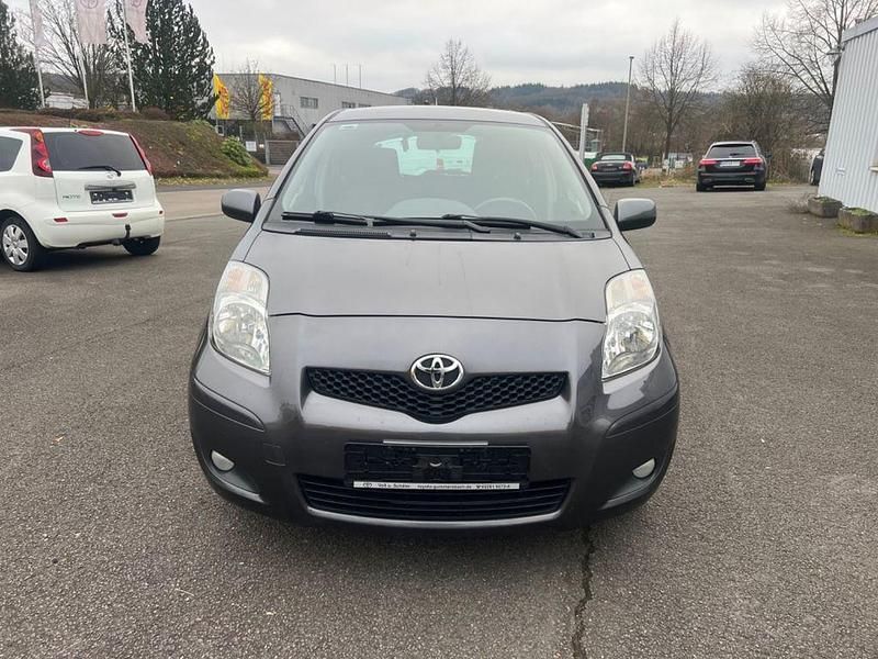 Grau Gebraucht 2011 Toyota Yaris Edition Limousine | 5.000 € (Fairer Preis) - Bild 1/4