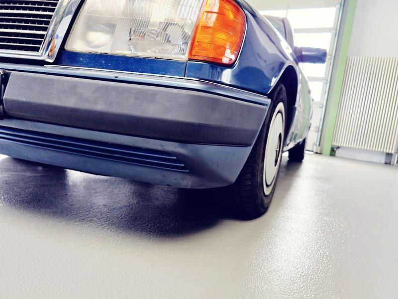 Gebraucht Mercedes E300 176 PS (129 kW) 1993 Blau Limousine