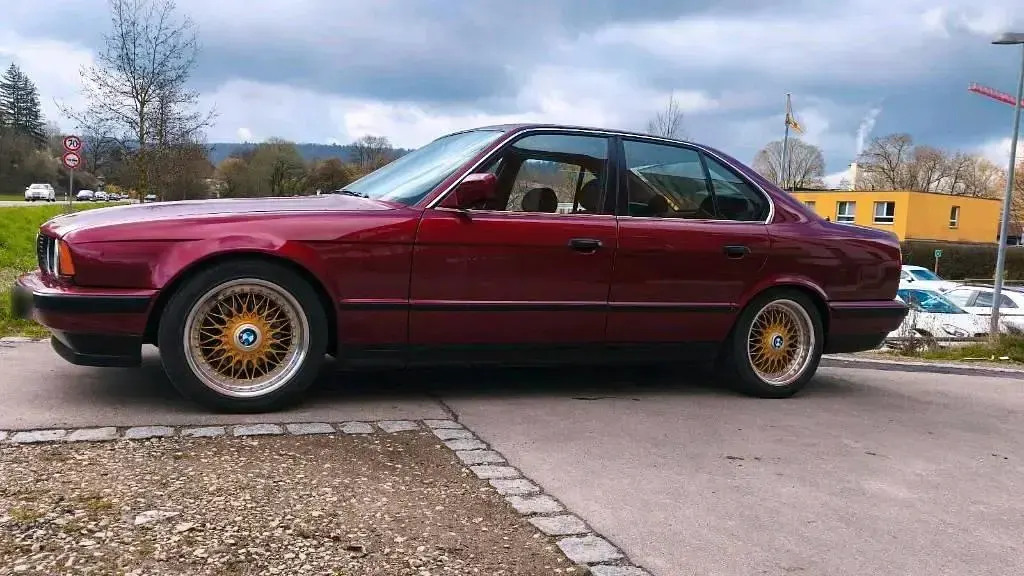 Używany BMW 520 129 KM (94 kW) 1990 Czerwony Sedan/Limuzyna