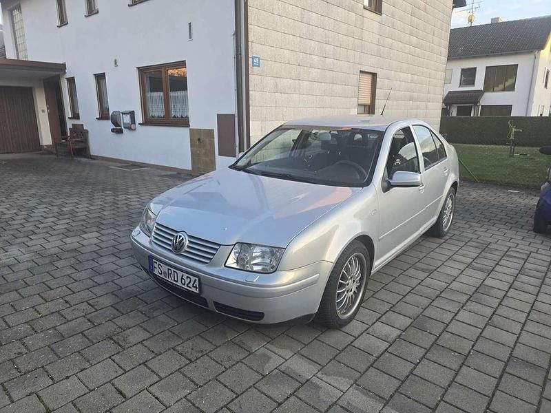 Silber Gebraucht 2000 VW Bora Trendline Limousine | 3.700 € (Etwas zu teuer) - Bild 1/4