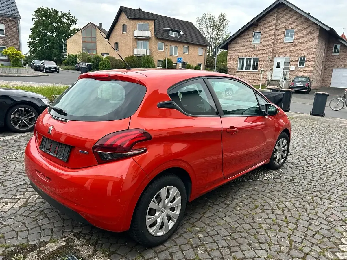 Gebraucht Peugeot 208 86 PS (63 kW) 2016 Orange Kleinwagen