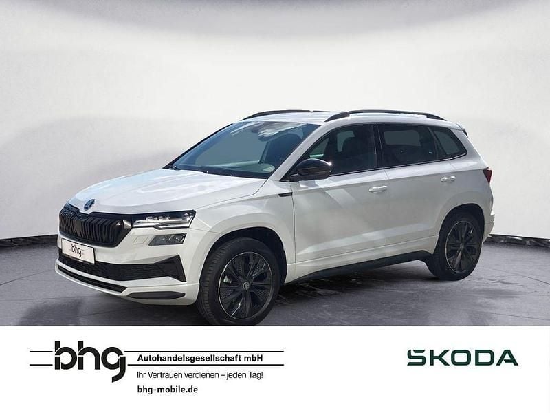 Weiß Neu 2025 Skoda Karoq SportLine SUV | 53.920 € - Bild 1/4