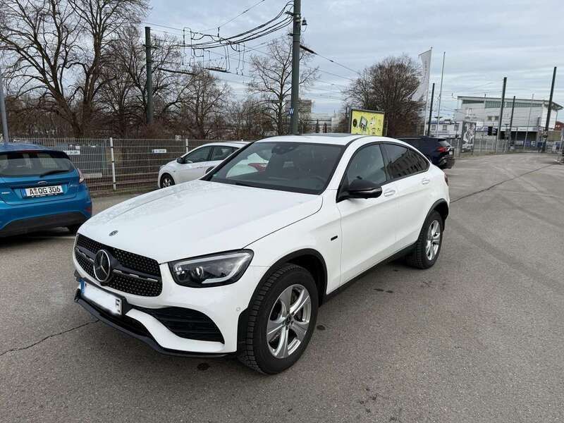 Weiß Gebraucht 2021 Mercedes GLC300e AMG line SUV | 40.499 € (Fairer Preis) - Bild 1/4