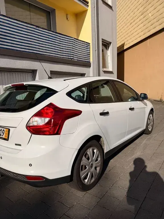 Gebraucht Ford Focus 101 PS (74 kW) 2014 Weiß Limousine