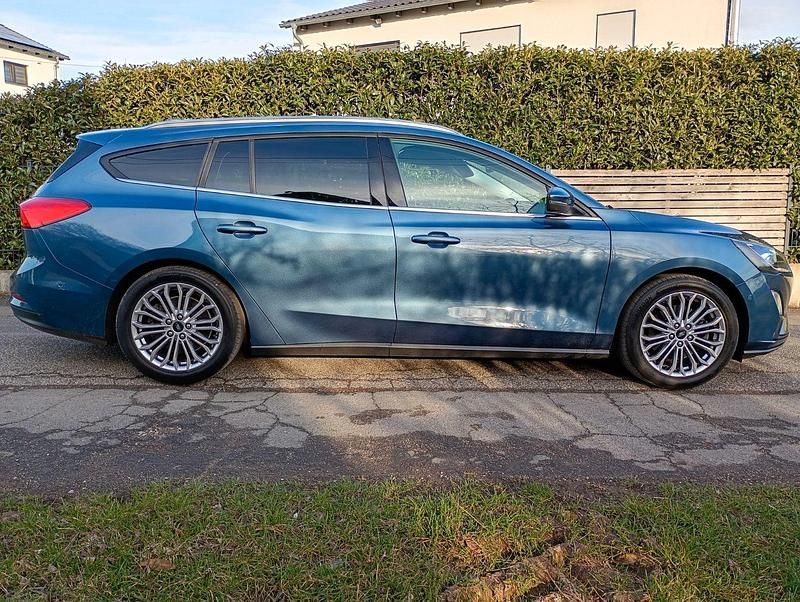 Gebraucht Ford Focus Titanium 125 PS (91 kW) 2020 Schwarz Kombi