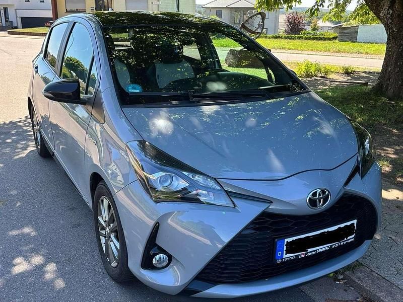 Grau Gebraucht 2020 Toyota Yaris Hybrid Sport Limousine | 17.500 € (Fairer Preis) - Bild 1/4