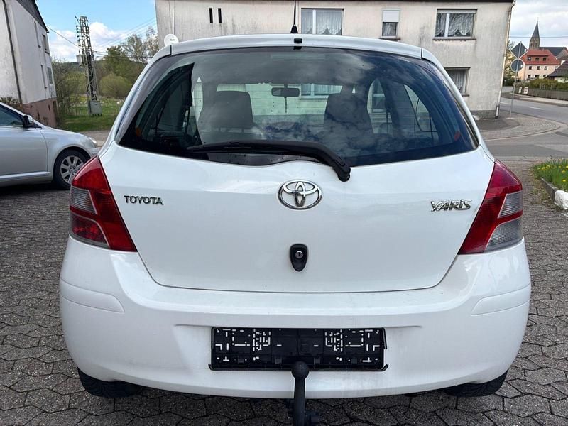 Gebraucht Toyota Yaris Cool 69 PS (50 kW) 2010 Weiß Kleinwagen