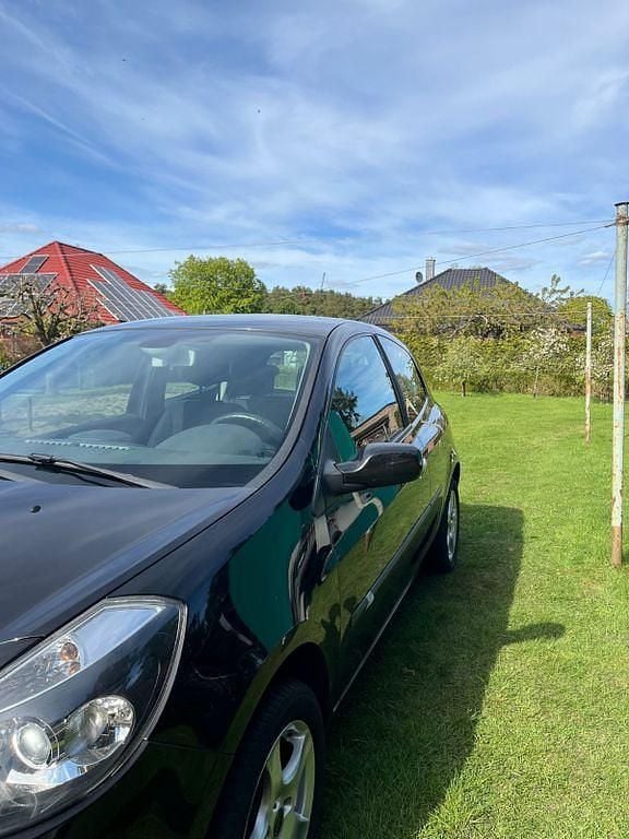 Second-hand Renault Clio II Expression 75 CP (55 kW) 2005 Negru Berlinǎ