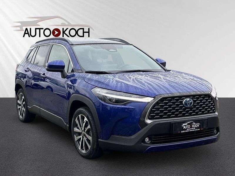 Blau Gebraucht 2023 Toyota Corolla Cross Team SUV | 33.690 € (Fairer Preis) - Bild 1/4