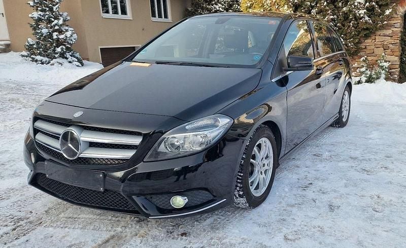 Schwarz Gebraucht 2013 Mercedes B180 Van / Kleinbus | 9.299 € (Fairer Preis) - Bild 1/4