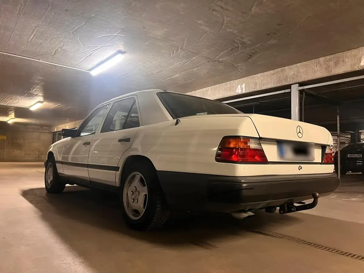 Gebraucht Mercedes E260 118 PS (86 kW) 1988 Weiß Limousine
