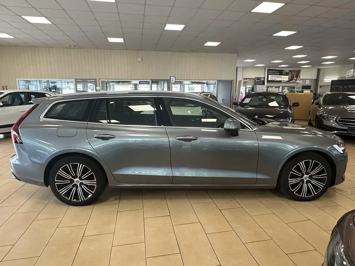Gebraucht Volvo V60 Inscription 341 PS (250 kW) 2021 Grau Kombi