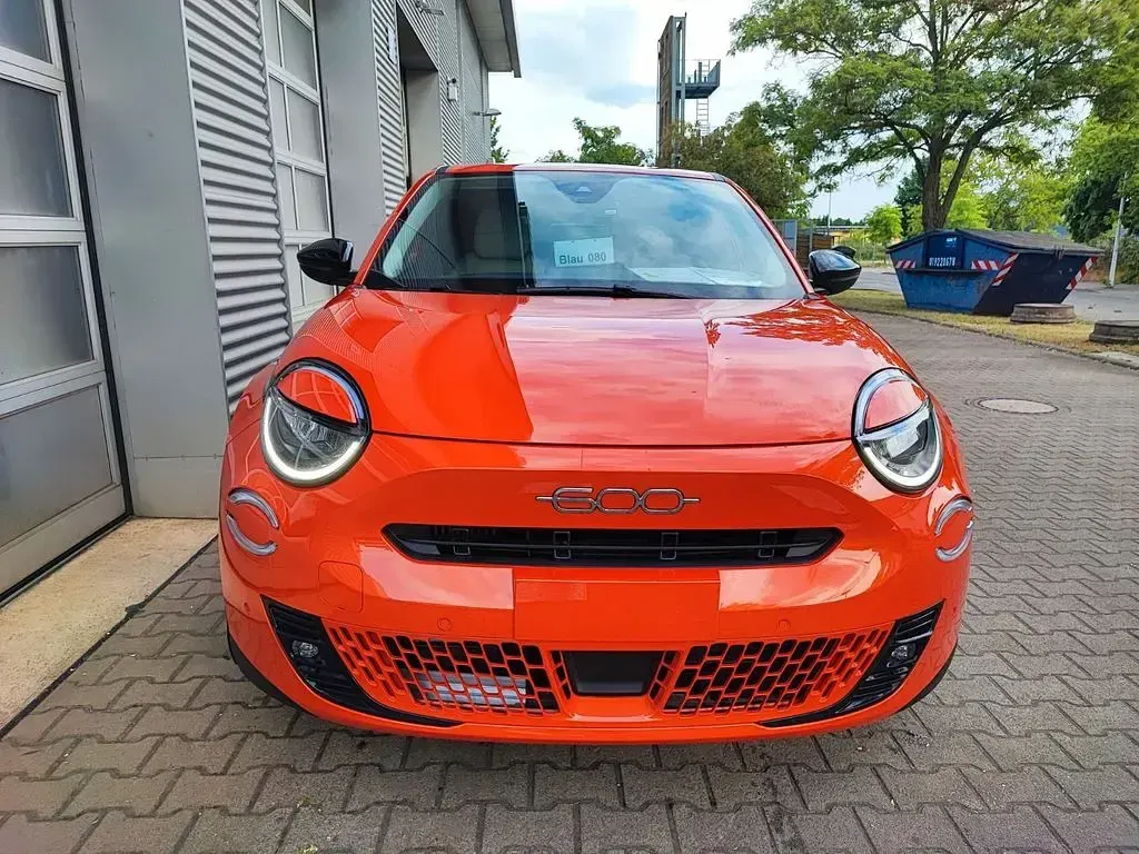Neu Fiat 600 La Prima 101 PS (74 kW) 2025 Sole orange, dach schwarz SUV