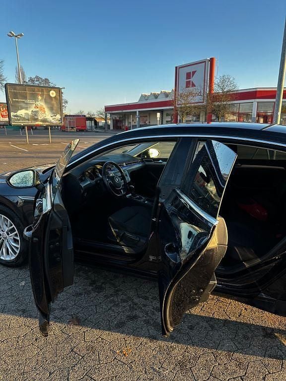 Usata VW Arteon 150 CV (110 kW) 2018 Nero Utilitaria