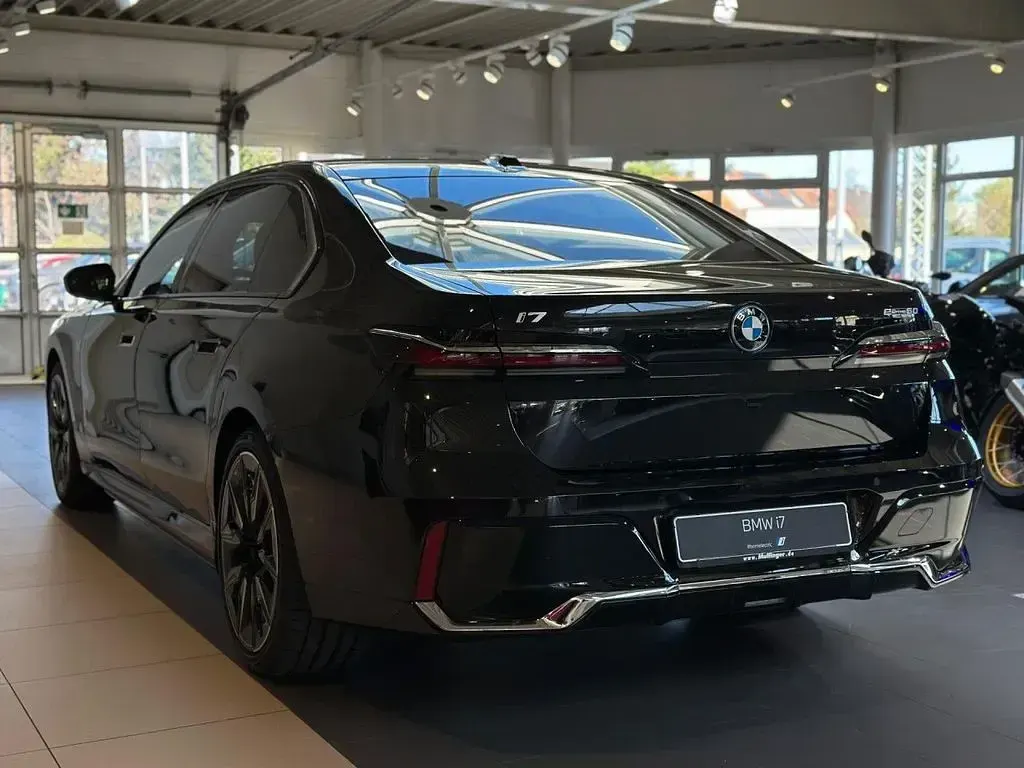 Neu BMW i7 Efficient Dynamics 334 kW (455 PS) 2026 Saphirschwarz Limousine