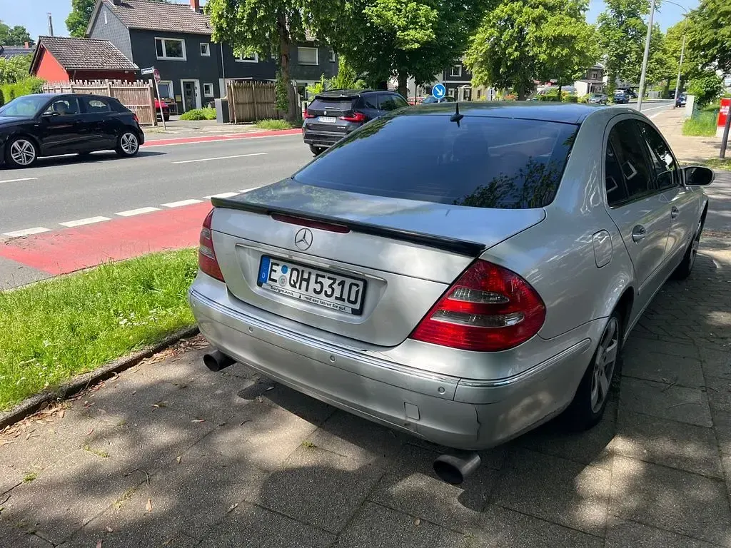 Usado Mercedes E220 Elegance 150 CV (110 kW) 2004 Plateado Berlina