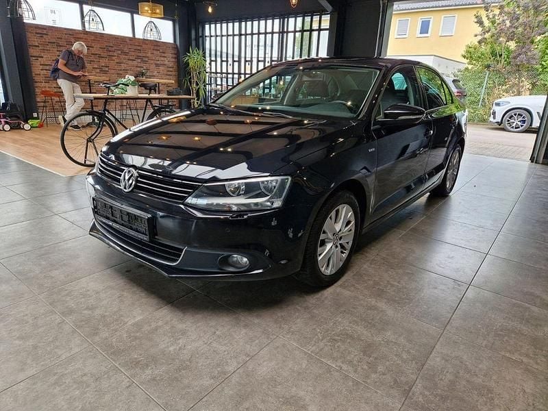 Gebraucht VW Jetta Life 105 PS (77 kW) 2014 Schwarz Limousine