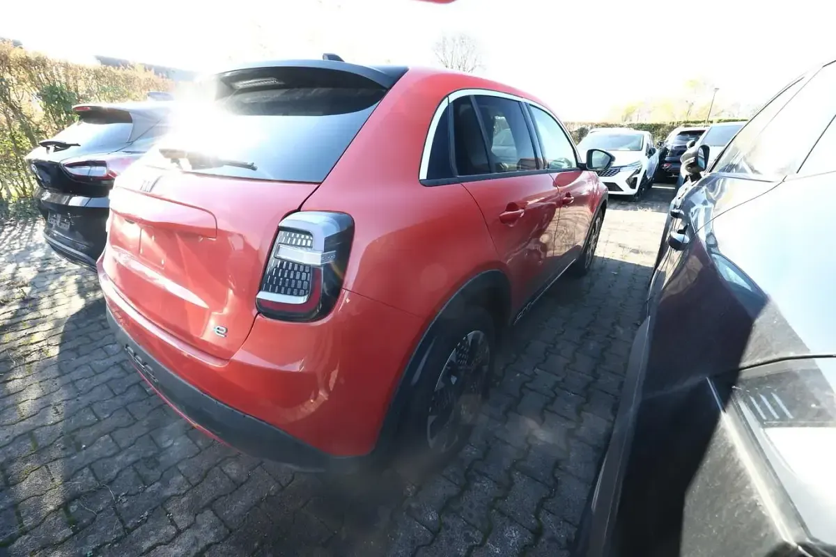 Neu Fiat 600 La Prima 114 kW (156 PS) 2025 Sun of italy orange metallic SUV