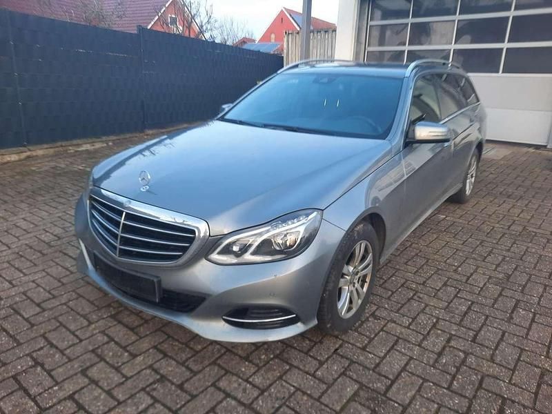 Palladiumsilber metalliclack Gebraucht 2013 Mercedes E220 Kombi | 11.800 € (Fairer Preis) - Bild 1/4