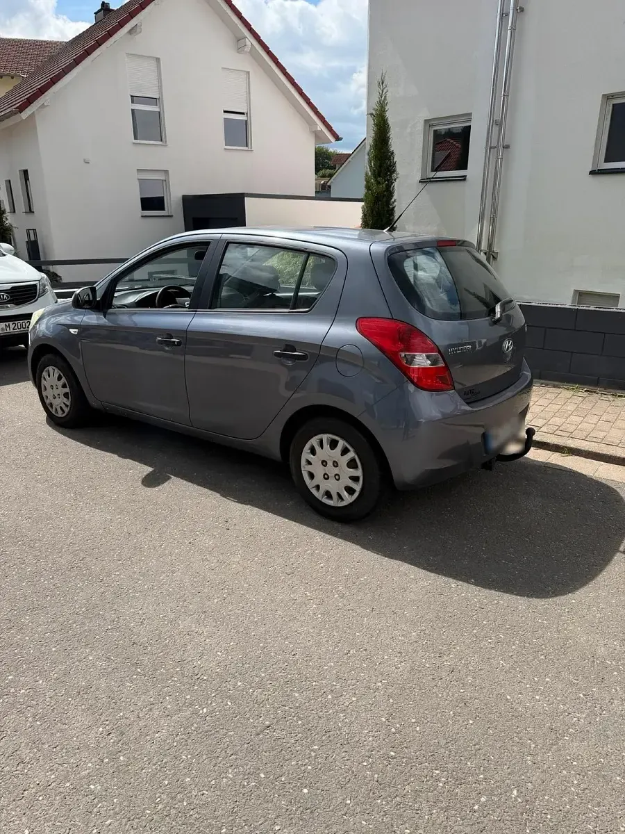 Gebraucht Hyundai i20 76 PS (55 kW) 2011 Grau Kleinwagen