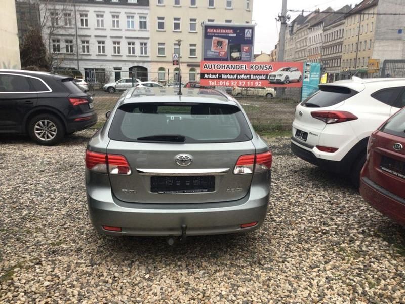 Gebraucht Toyota Avensis Life 147 PS (108 kW) 2012 Grau Kombi