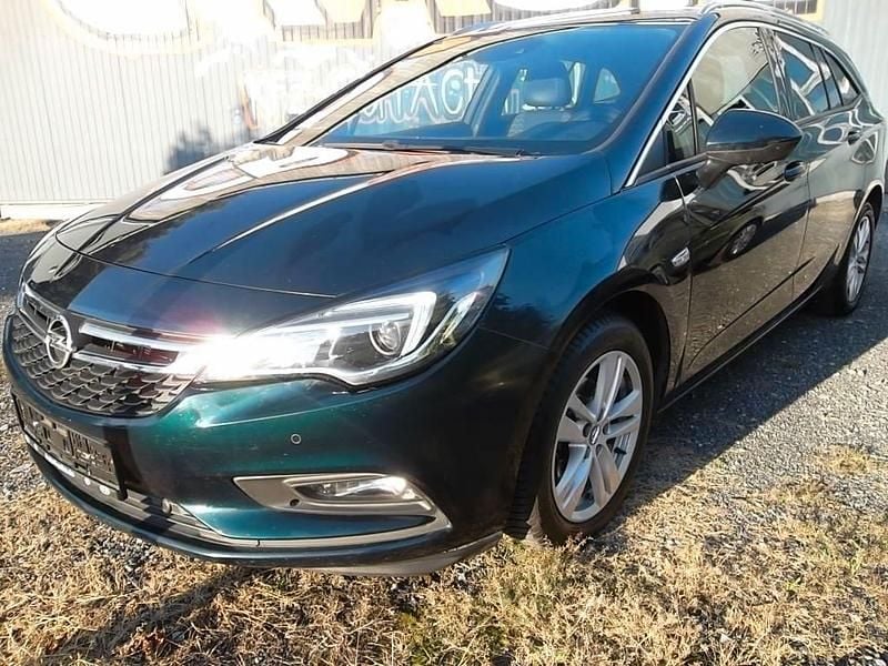 Grün Gebraucht 2016 Opel Astra Limousine | 7.899 € (Superpreis) - Bild 1/4