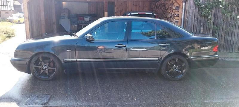 Gebraucht Mercedes E240 170 PS (125 kW) 1997 Schwarz Limousine