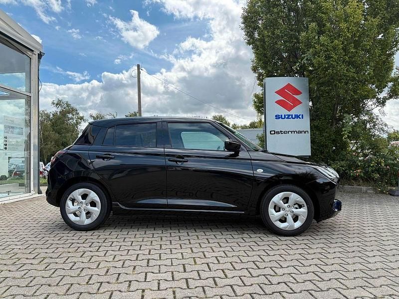 Neu Suzuki Swift Comfort 83 PS (61 kW) 2025 Schwarz Kleinwagen