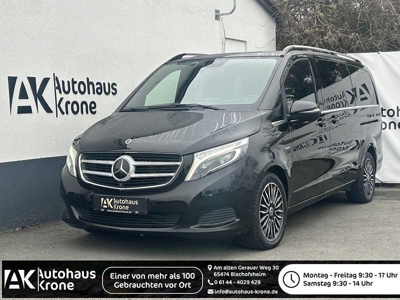 Obsidianschwarz metallic Gebraucht 2017 Mercedes V250 Avantgarde Edition Van / Kleinbus | 32.890 € (Guter Preis) - Bild 1/4