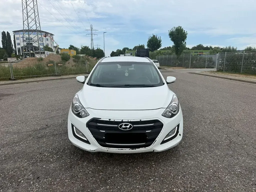 Gebraucht Hyundai i30 Style 110 PS (80 kW) 2015 Weiß Limousine