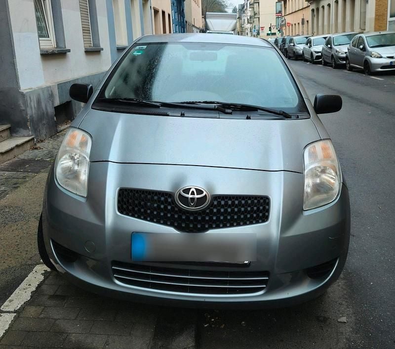 Grau Gebraucht 2008 Toyota Yaris Kleinwagen | 2.500 € (Etwas zu teuer) - Bild 1/4